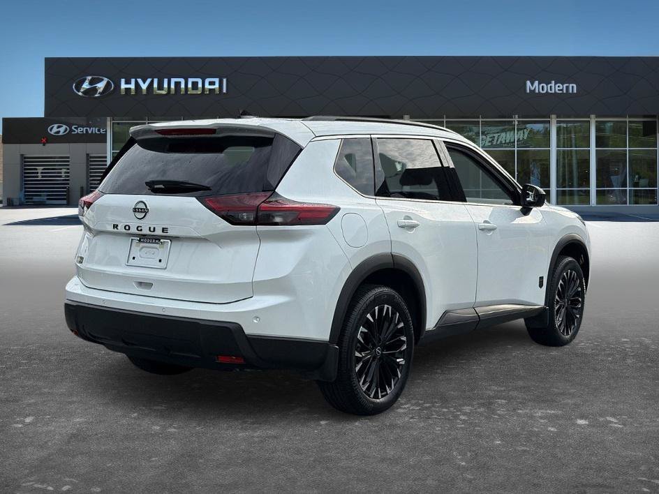 Used 2026 Everest White Pearl Tricoat Nissan Dark Armor image 4