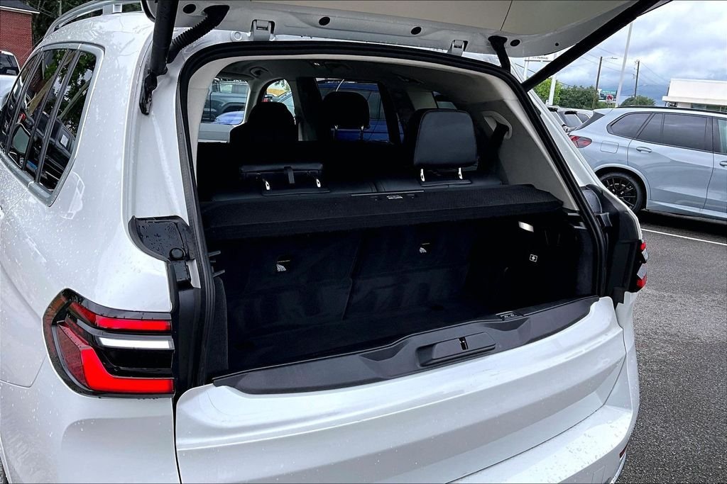 Used 2026 White BMW xDrive40i image 36