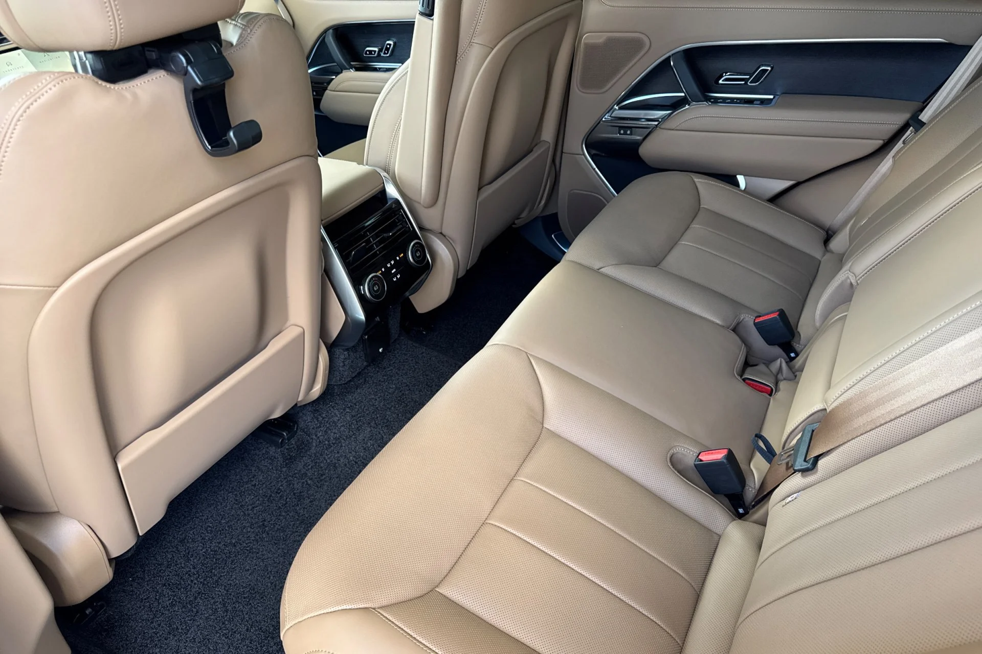 New 2026 Carpathian Grey Land Rover SE image 4