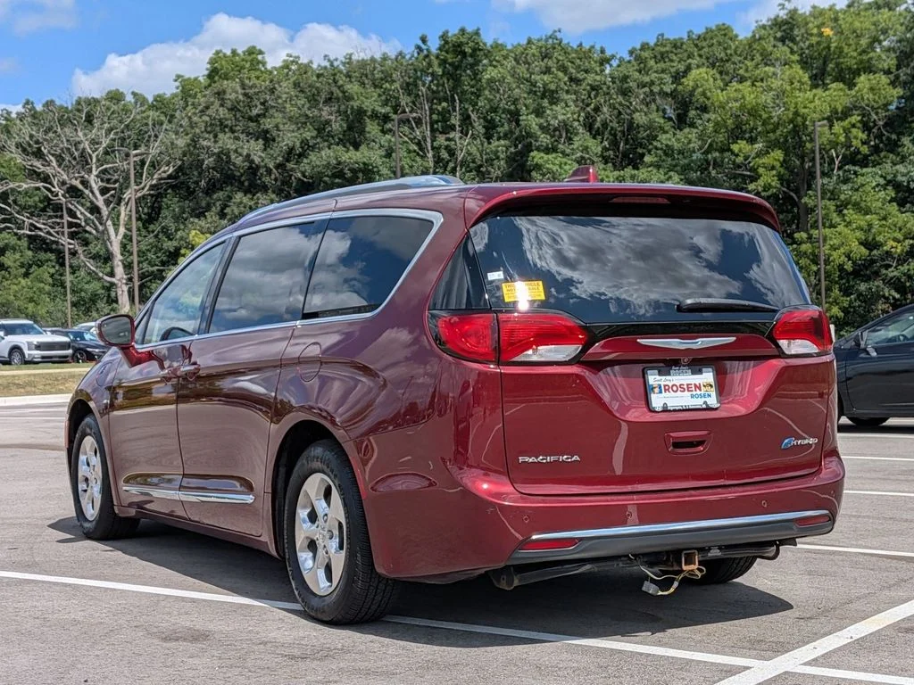 Used 2018 Red Chrysler Limited image 5