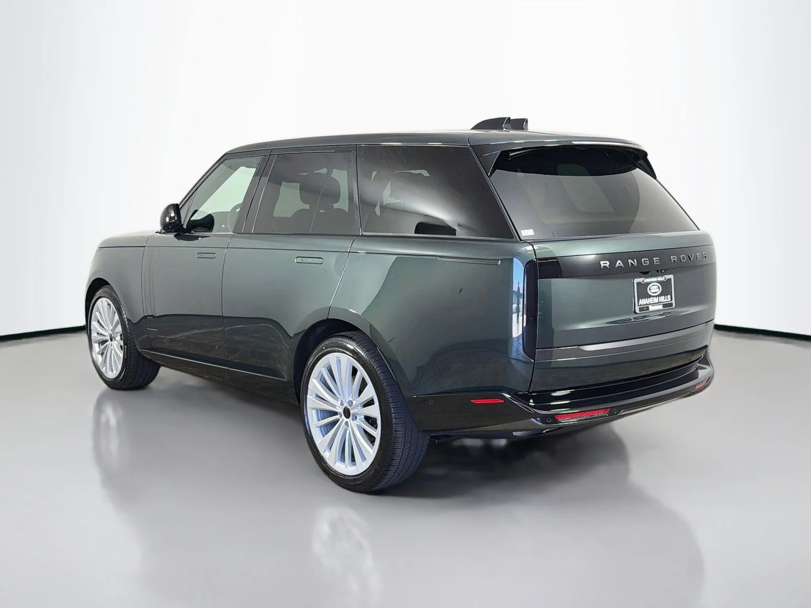 New 2026 Belgravia Green Land Rover SE image 3