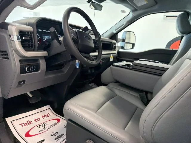 New 2027 Oxford White Ford F-550® XL image 31