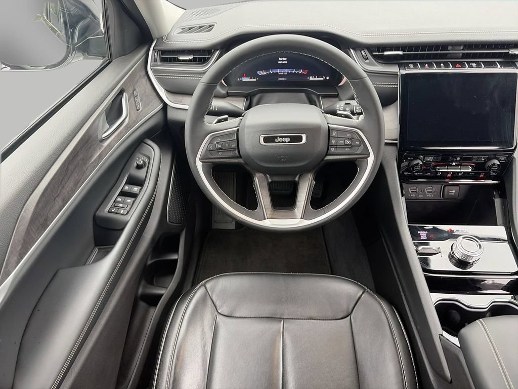 Used 2023  Jeep Limited image 11