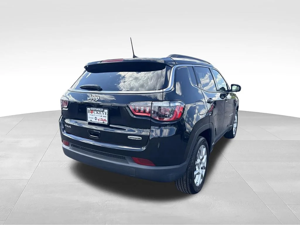 Used 2022 Black Jeep Latitude Lux image 3