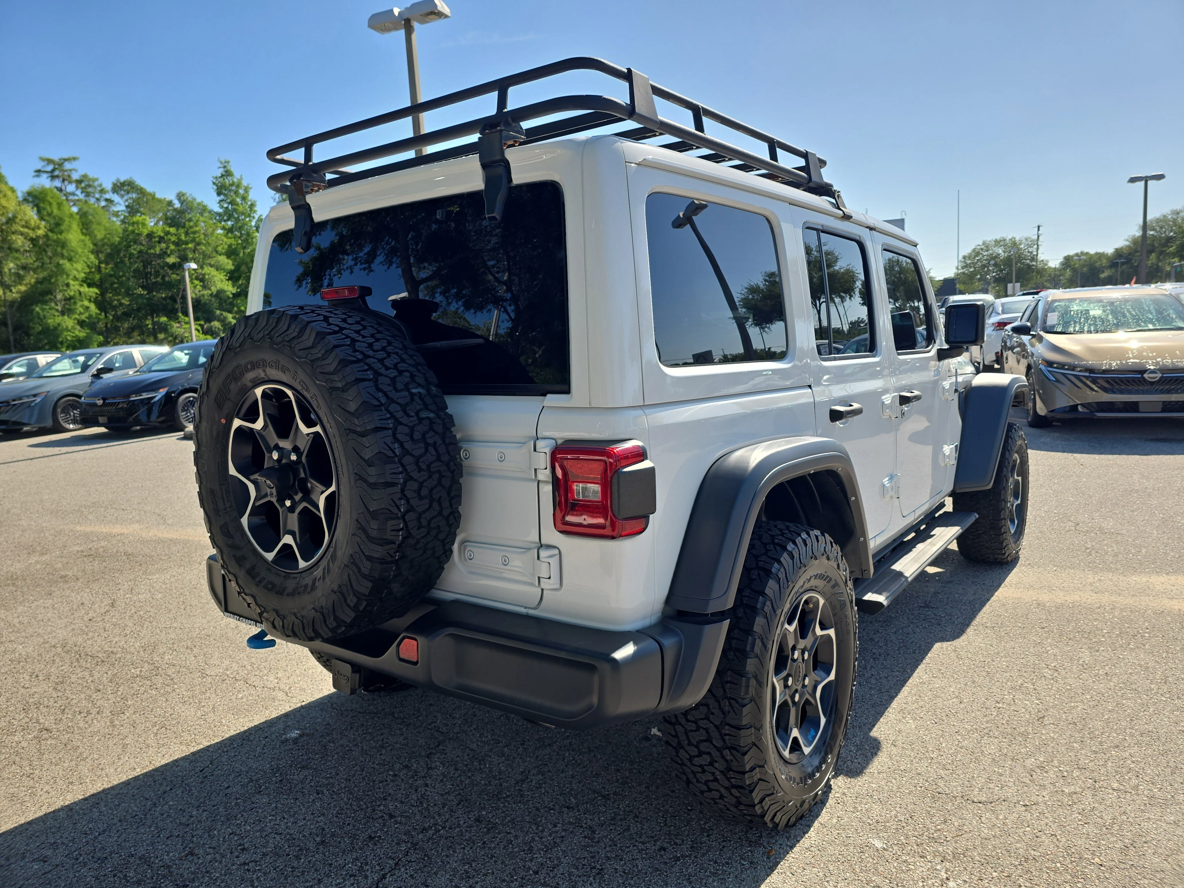 Used 2022 Bright White Clearcoat Jeep Unlimited Rubicon image 8