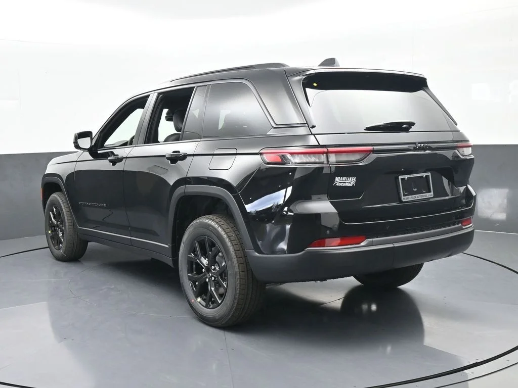 New 2026 Diamond Black Crystal Pearl-Coat Exterior Paint Jeep Altitude image 4