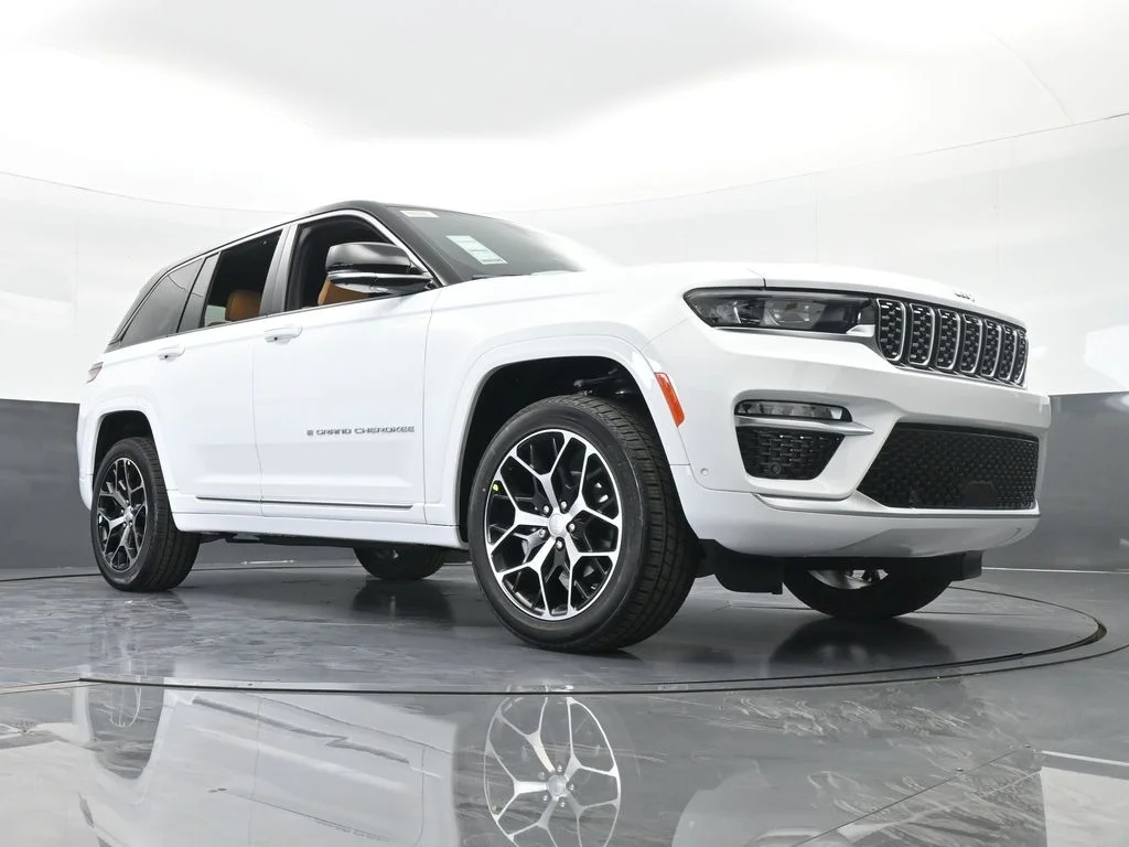 New 2025 Bright White Clear-Coat Exterior Paint Jeep Summit Reserve image 67