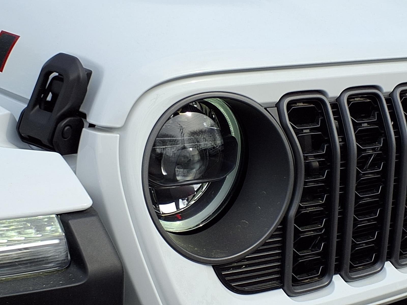 New 2026 Bright White Clear-Coat Exterior Paint Jeep  image 13