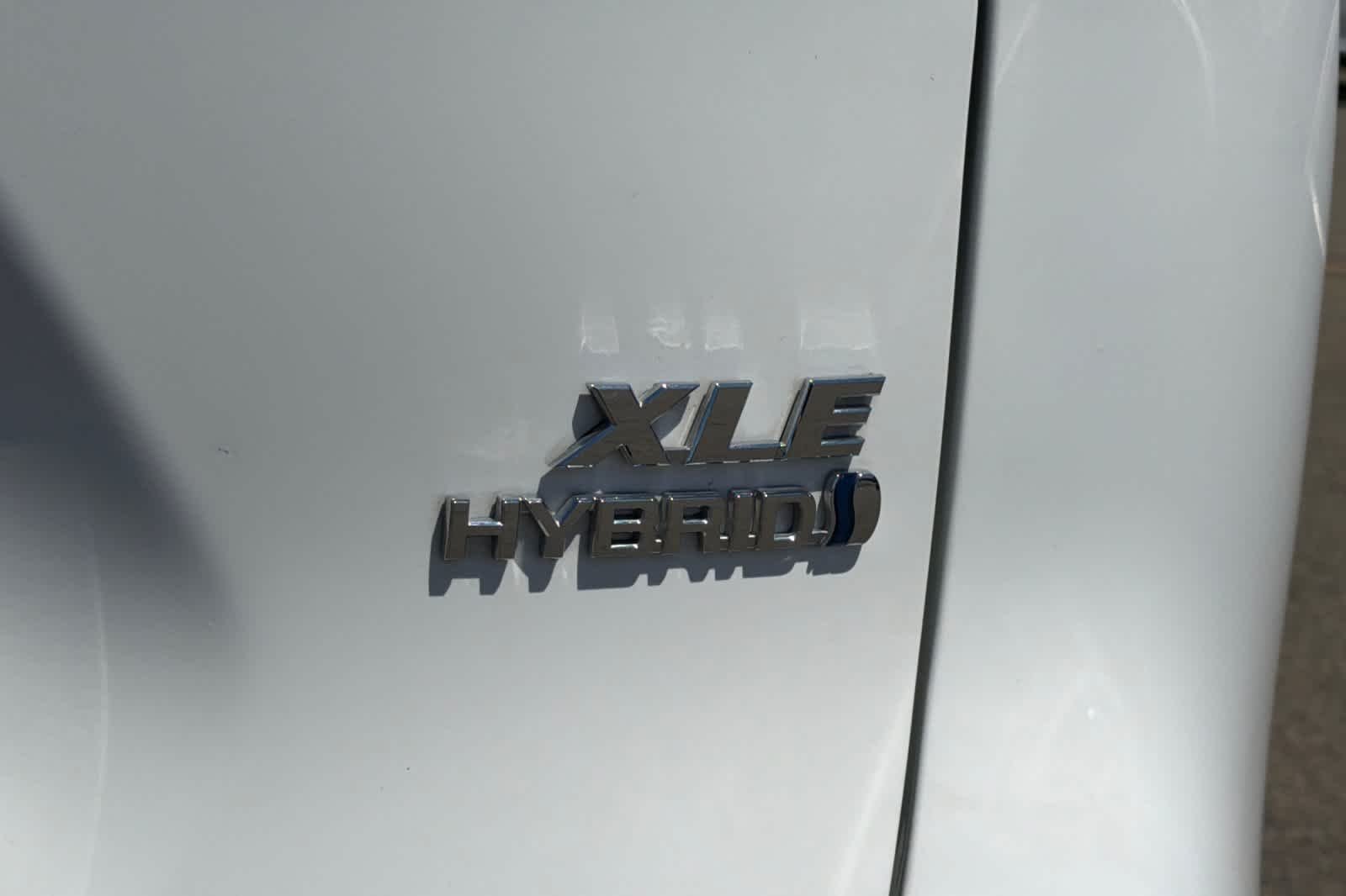 Used 2024 Ice Cap Toyota Hybrid XLE image 32