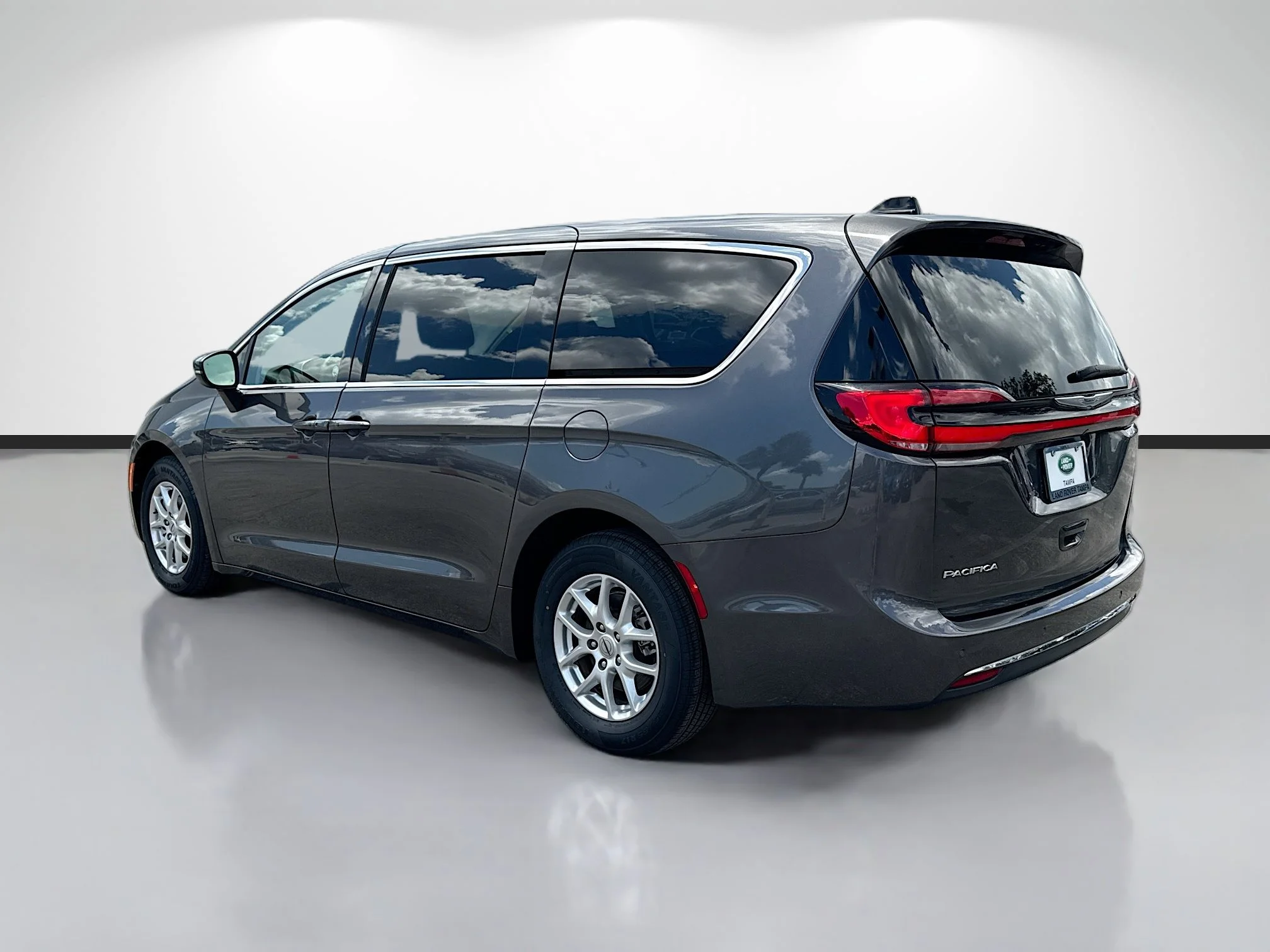Used 2023 Granite Crystal Metallic Clearcoat Chrysler Touring L image 3