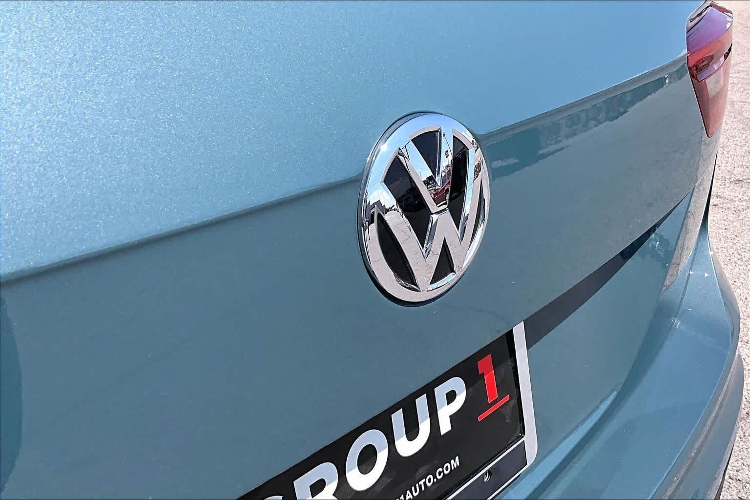 Used 2020 Stone Blue Metallic Volkswagen SE image 10