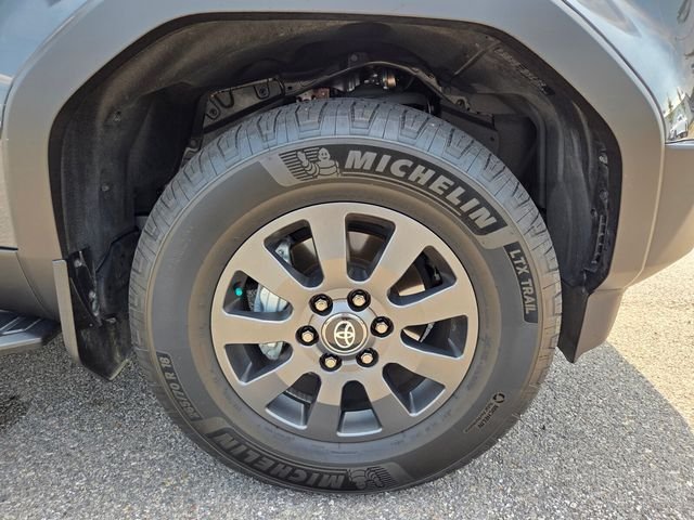 Used 2025  Toyota Base image 23