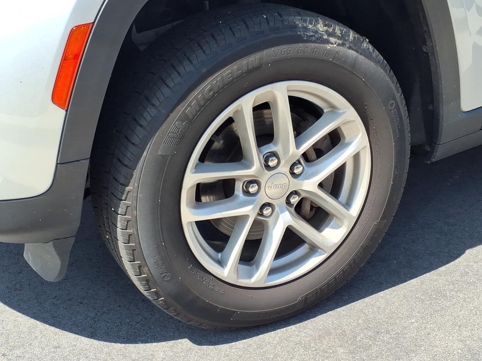 Used 2023 Silver Zynith Jeep Laredo image 3