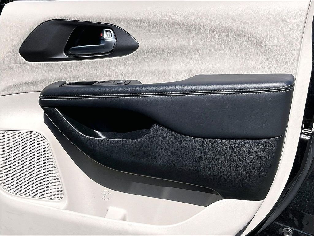 Used 2023 Black Chrysler Touring L image 27
