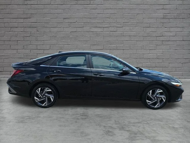 Used 2025 Black Hyundai SEL Sport image 6