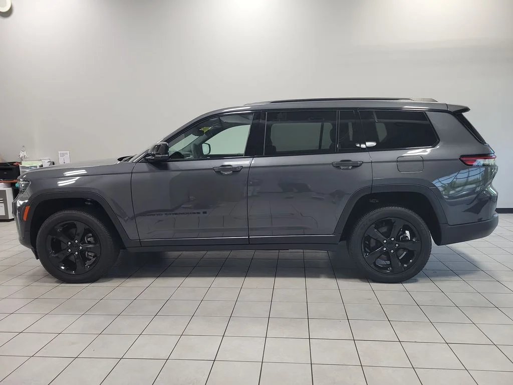 Used 2024 Gray Jeep Altitude X image 9