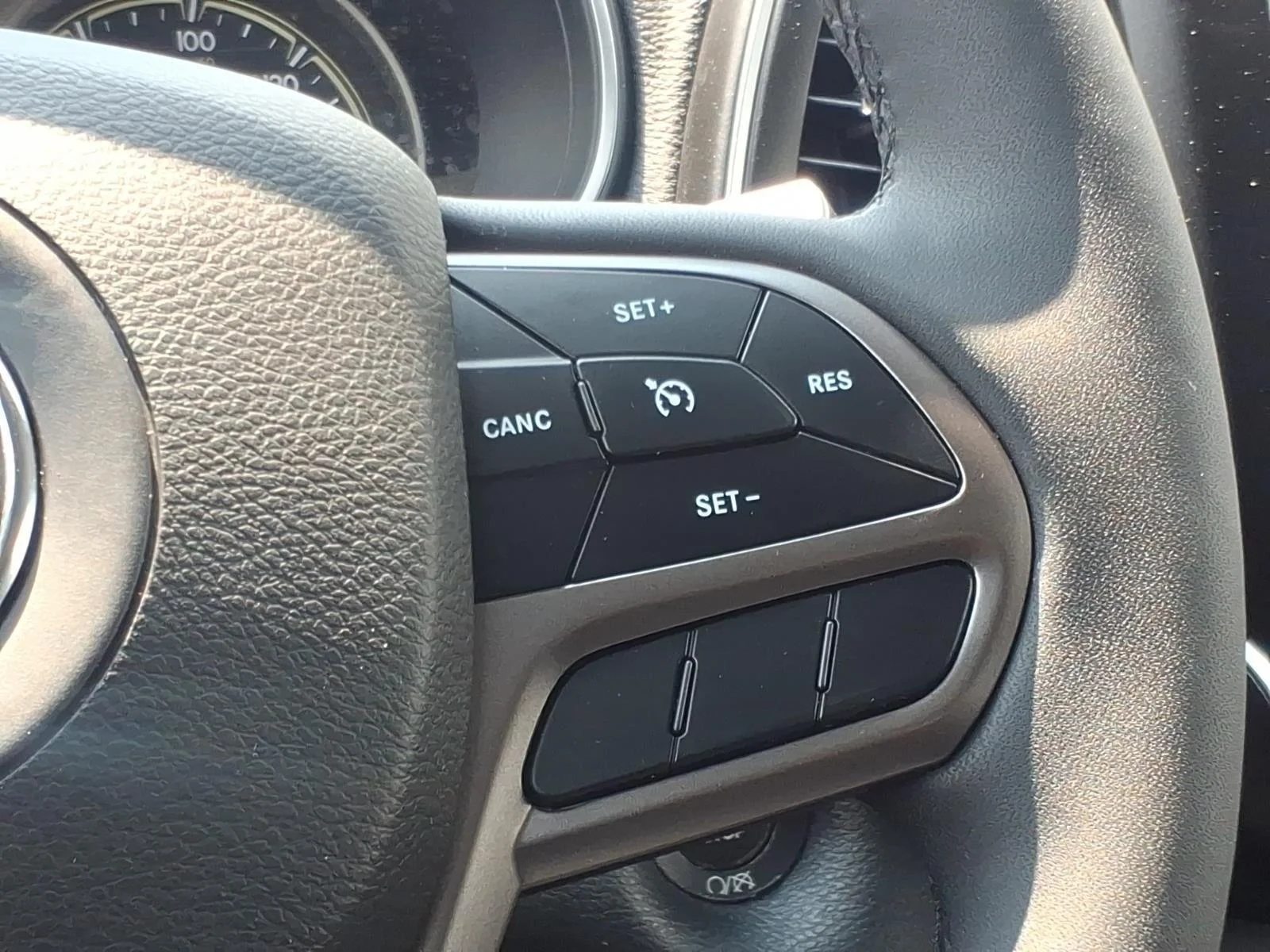 Used 2022 Bright White Clearcoat Jeep Latitude Lux image 27