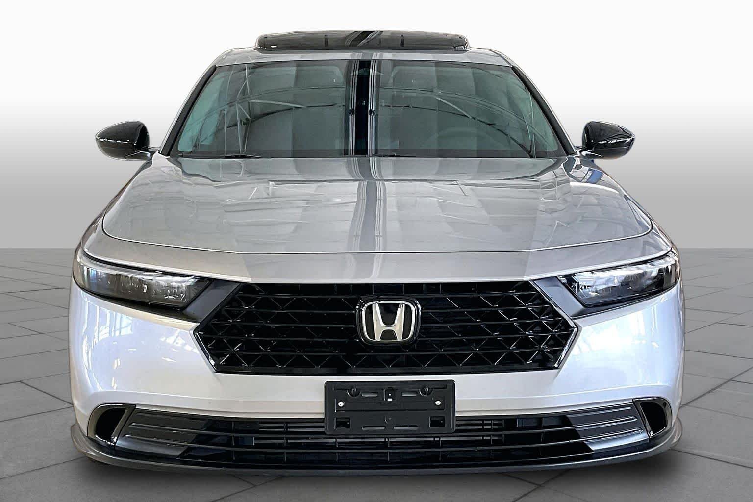 Used 2025 Solar Silver Metallic Honda SE image 3