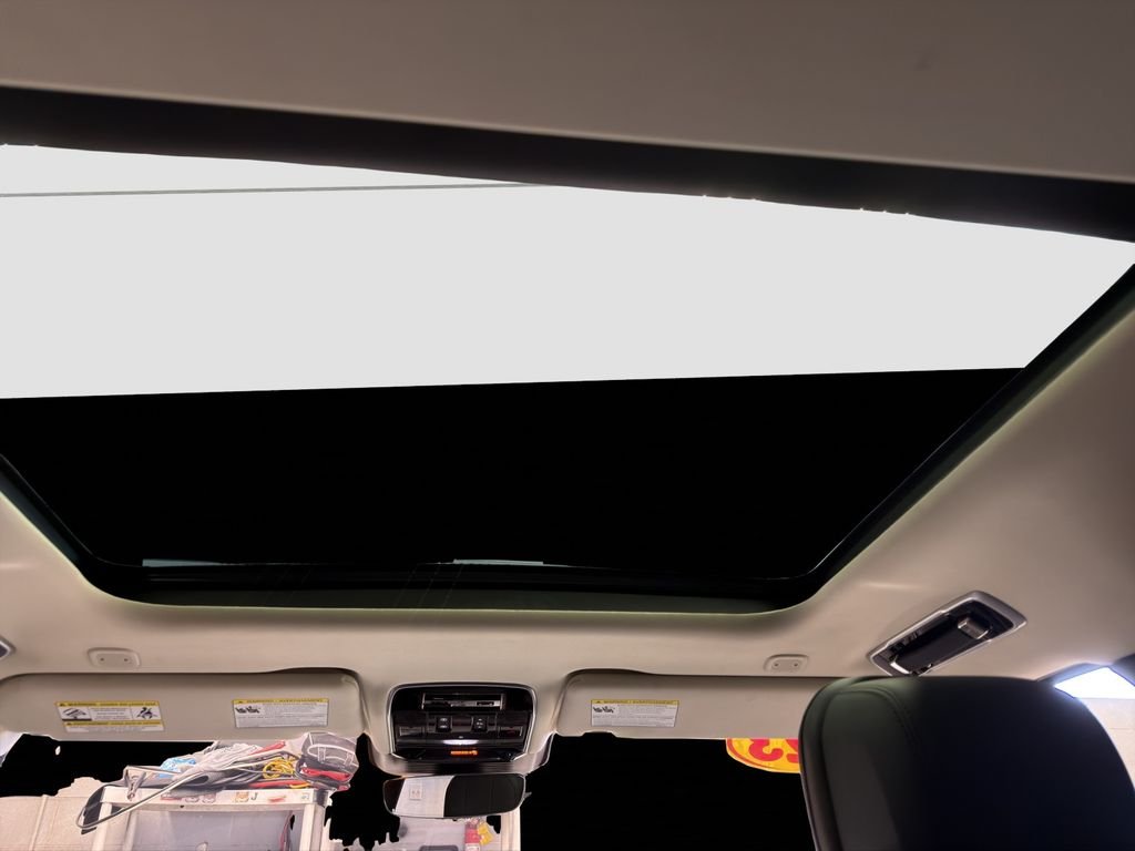Used 2023 White Land Rover SE image 23