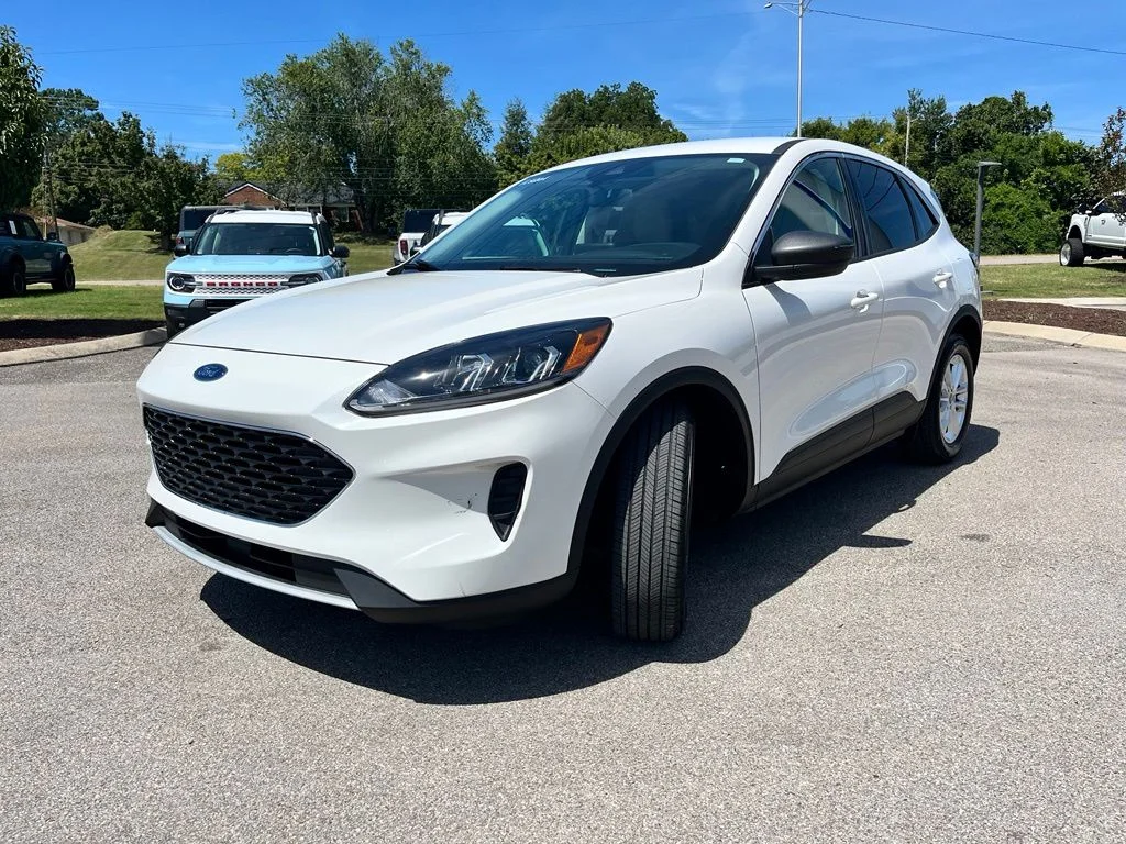 Used 2022 White Ford SE image 3