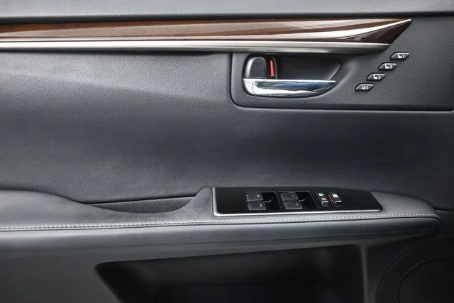 Used 2017 White Lexus 350 image 23