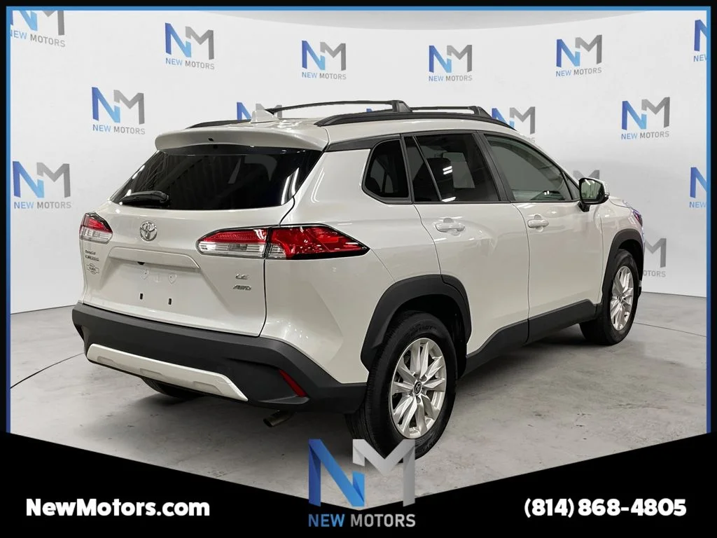 Used 2023 Pearl Toyota LE image 5