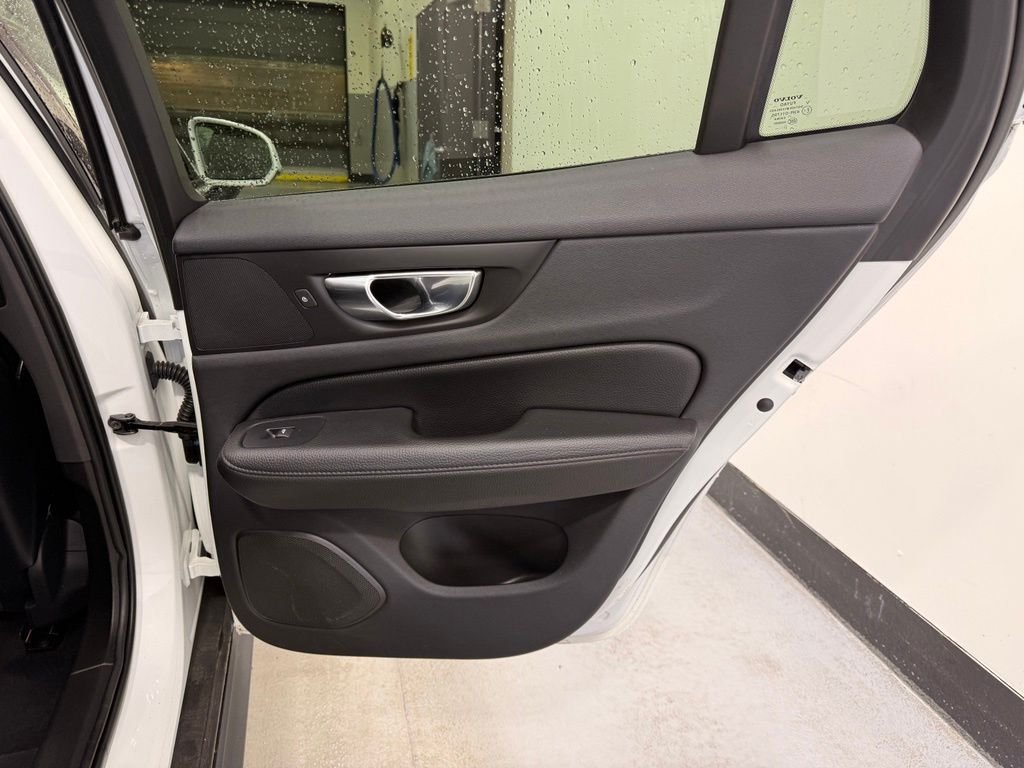 Used 2022 White Volvo  image 24