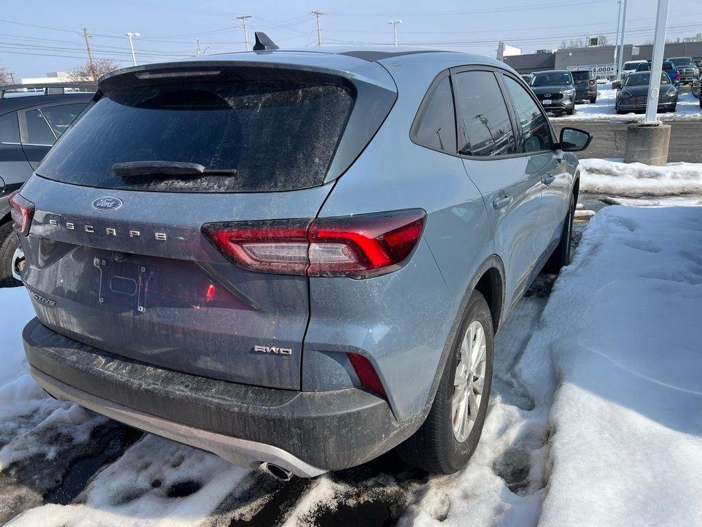 Used 2025 Vapor Blue Ford Active image 3
