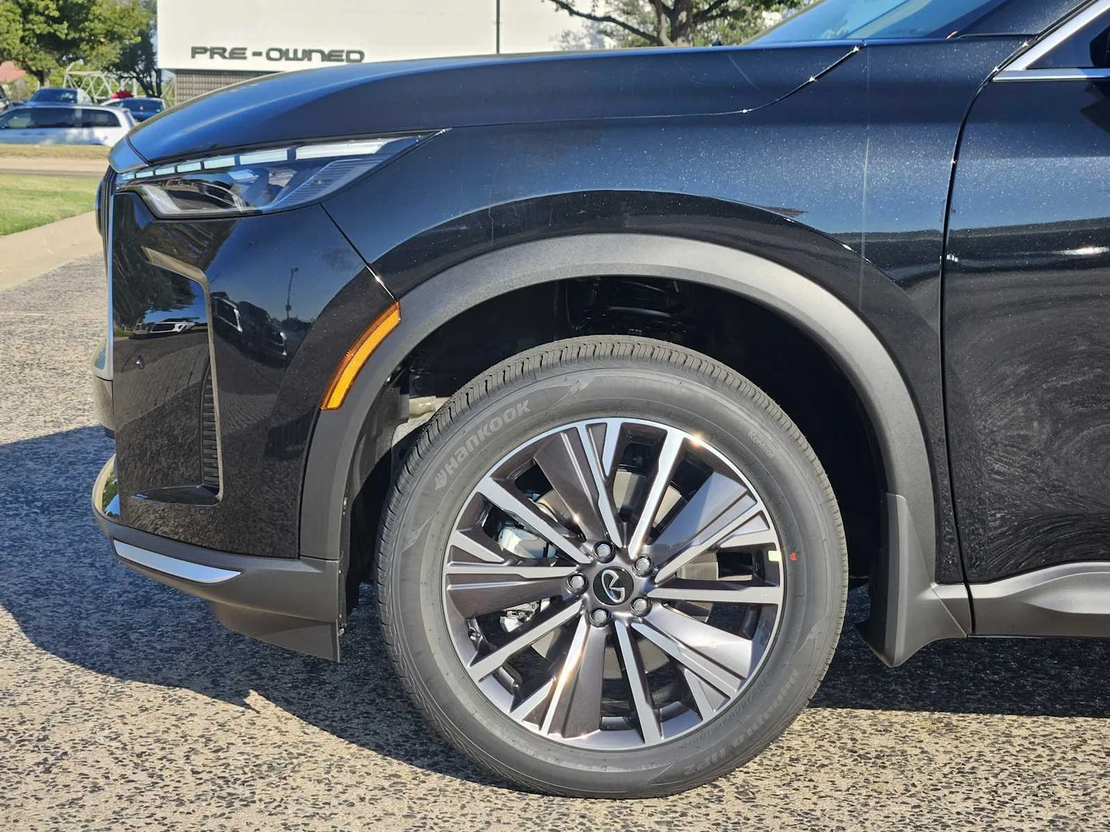 New 2027 MINERAL BLACK INFINITI Luxe AWD image 5
