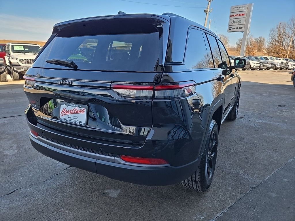 New 2026 Diamond Black Crystal Pearl-Coat Exterior Paint Jeep Altitude image 10
