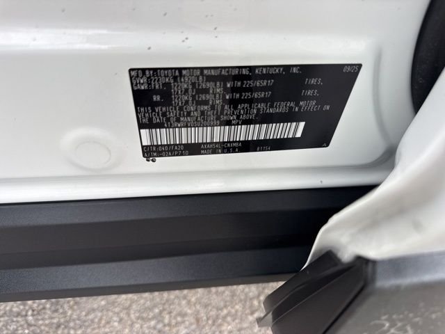 Used 2025 White Toyota XLE image 33
