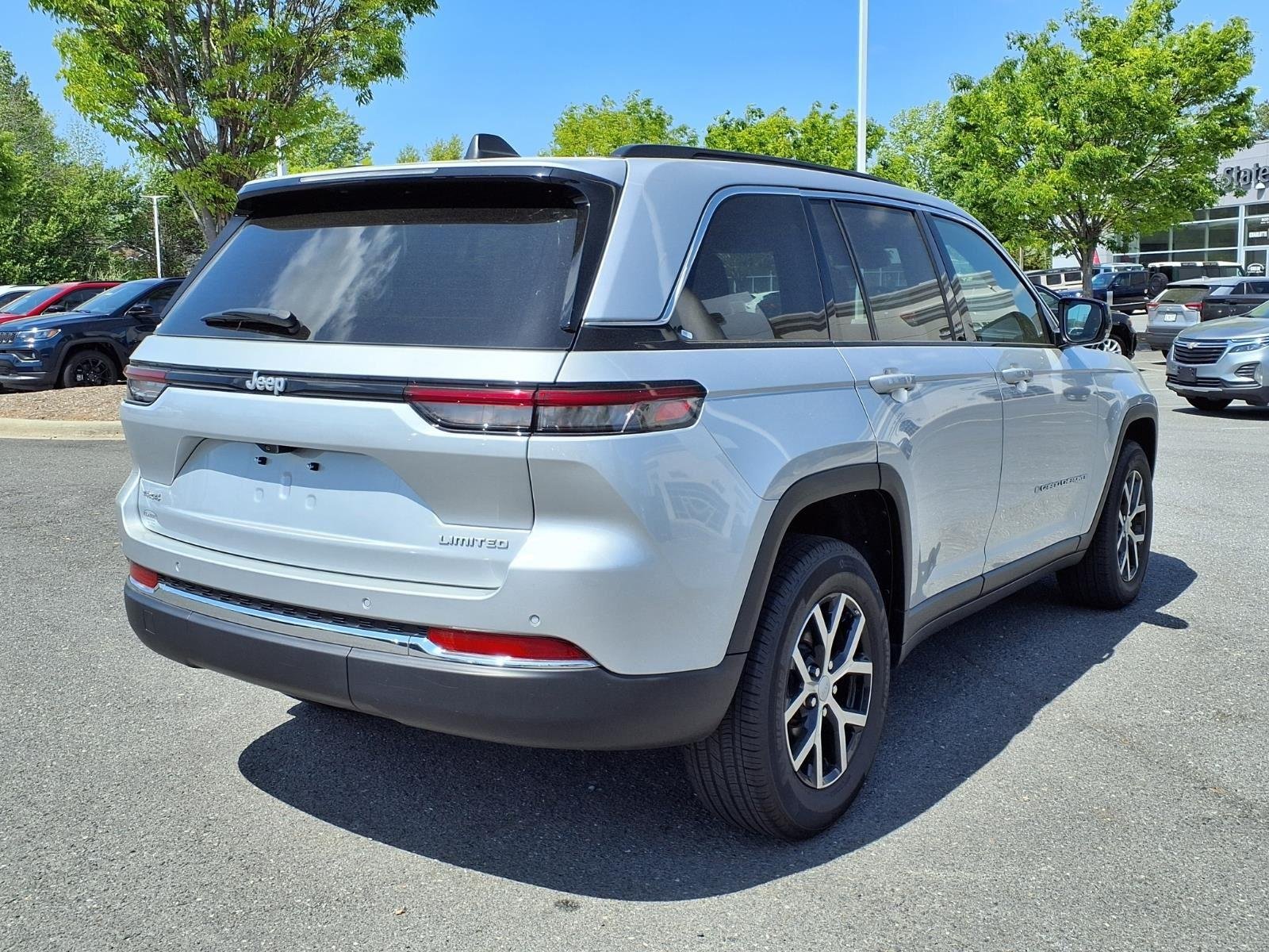 Used 2025 Silver Zynith Jeep Limited image 2