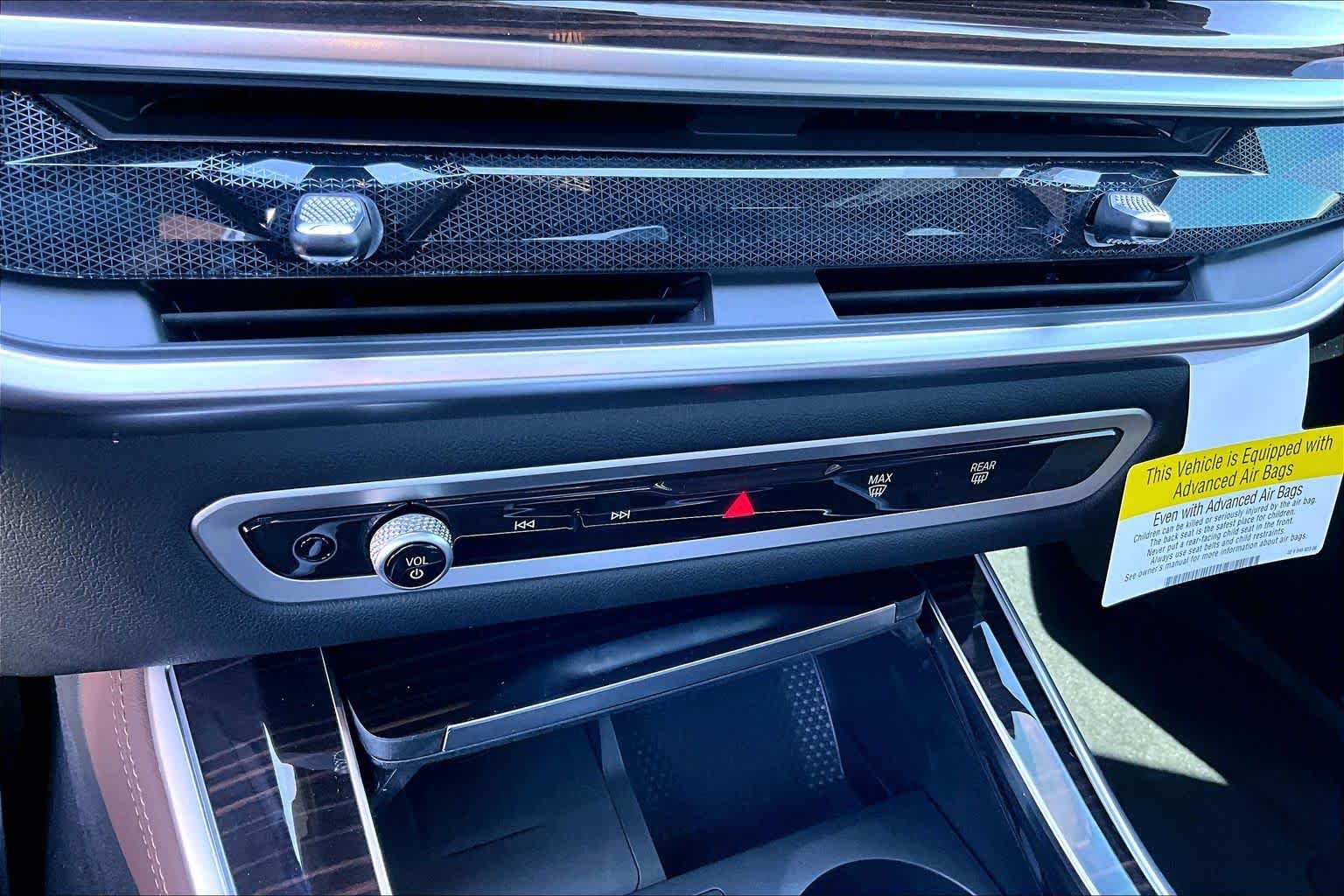 New 2026 Manhattan Green Metallic BMW xDrive40i image 16