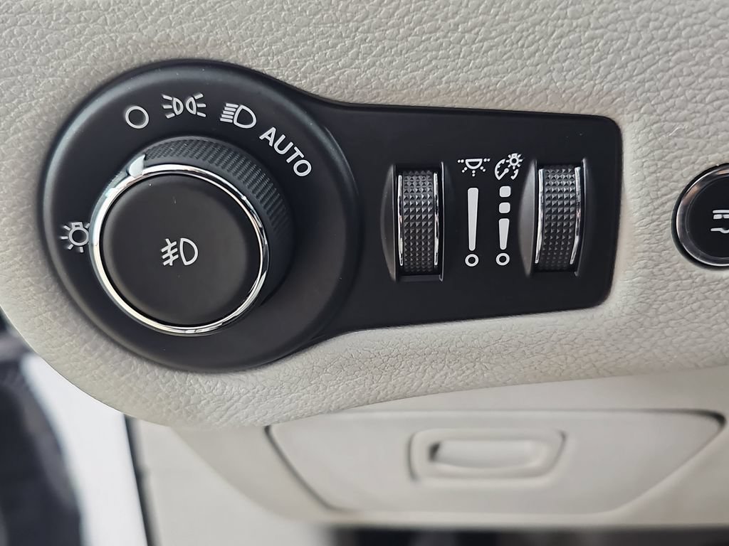 Used 2020 White Jeep Limited 4x4 image 32