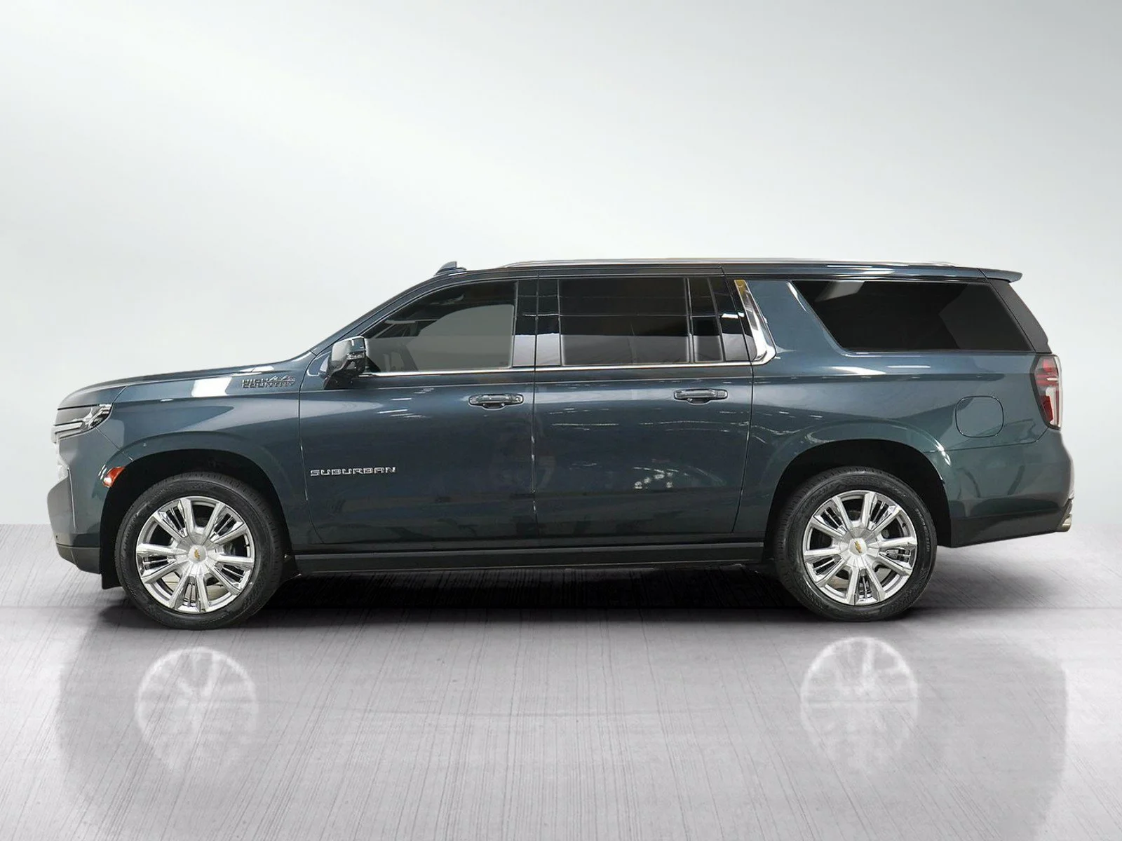 Used 2021 Chevrolet Suburban High Country with VIN 1GNSKGKLXMR134171 for sale in Roseville, Minnesota
