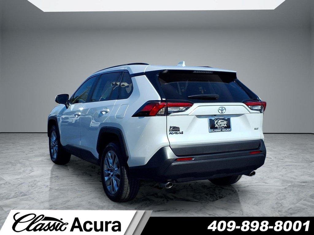 Used 2024 Wind Chill Pearl Toyota XLE Premium image 5