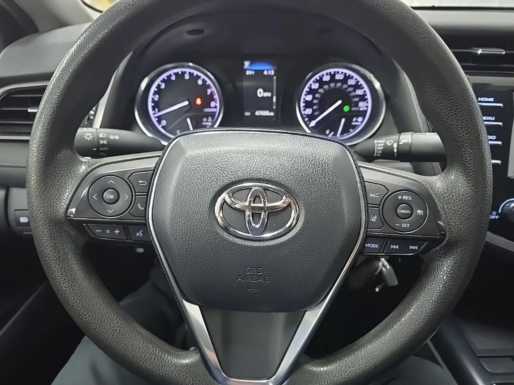 Used 2020 White Toyota LE image 18