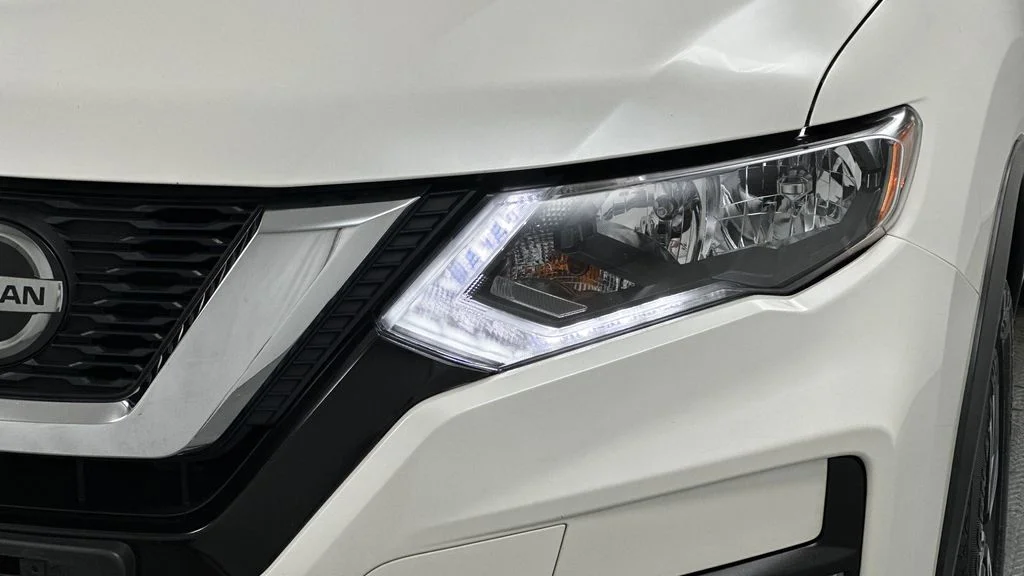 Used 2020 White Nissan SV image 26