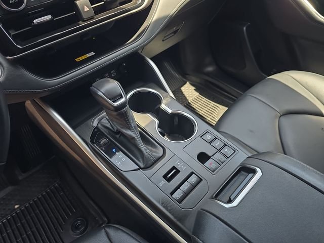 Used 2023  Toyota XLE image 25