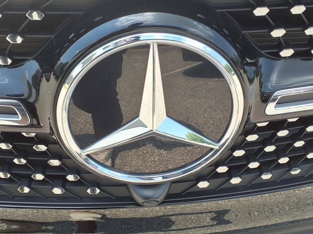 New 2025 BLACK Mercedes-Benz GLB 250 image 4