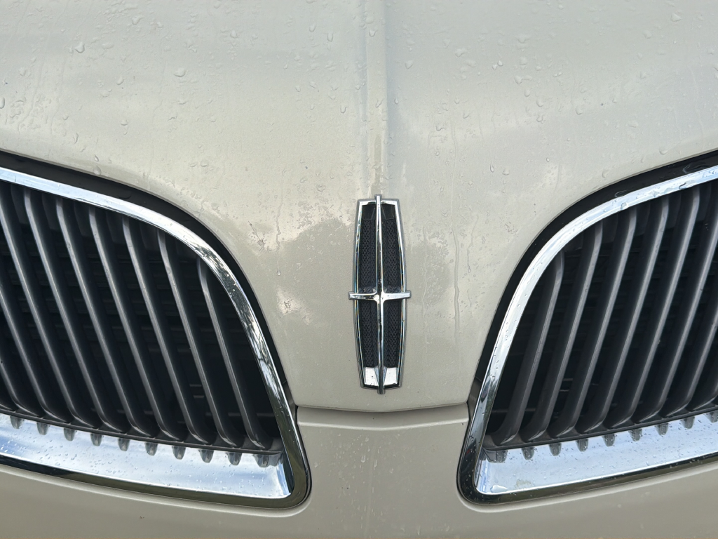 Used 2014 Silver Lincoln Base image 17