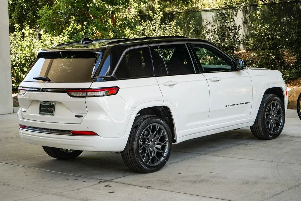 New 2026 Bright White Clear-Coat Exterior Paint Jeep Summit image 6