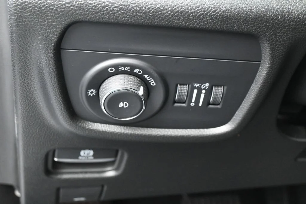 Used 2025 Silver Jeep Limited image 17