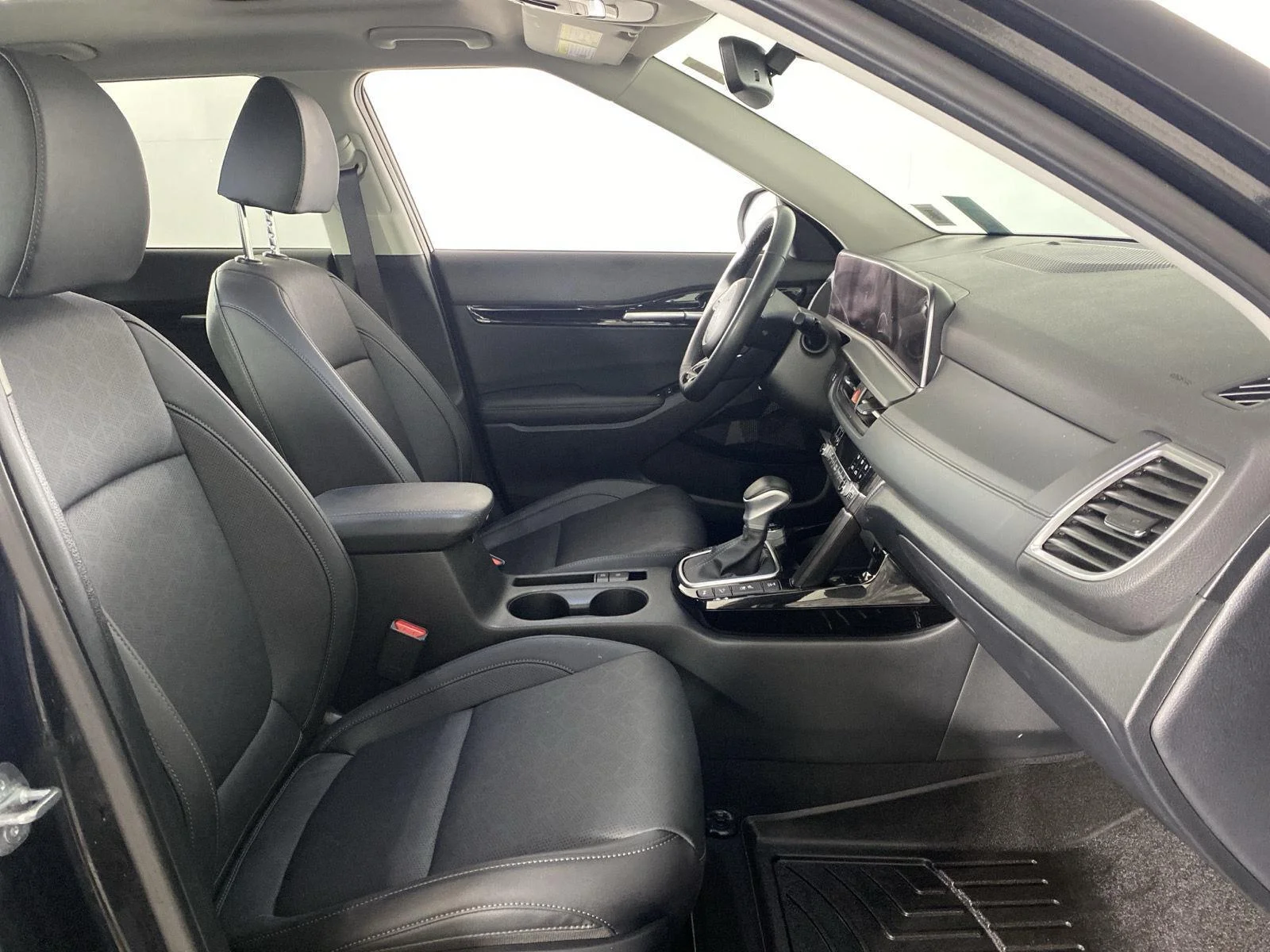 Used 2025 Fusion Black Kia SX image 31