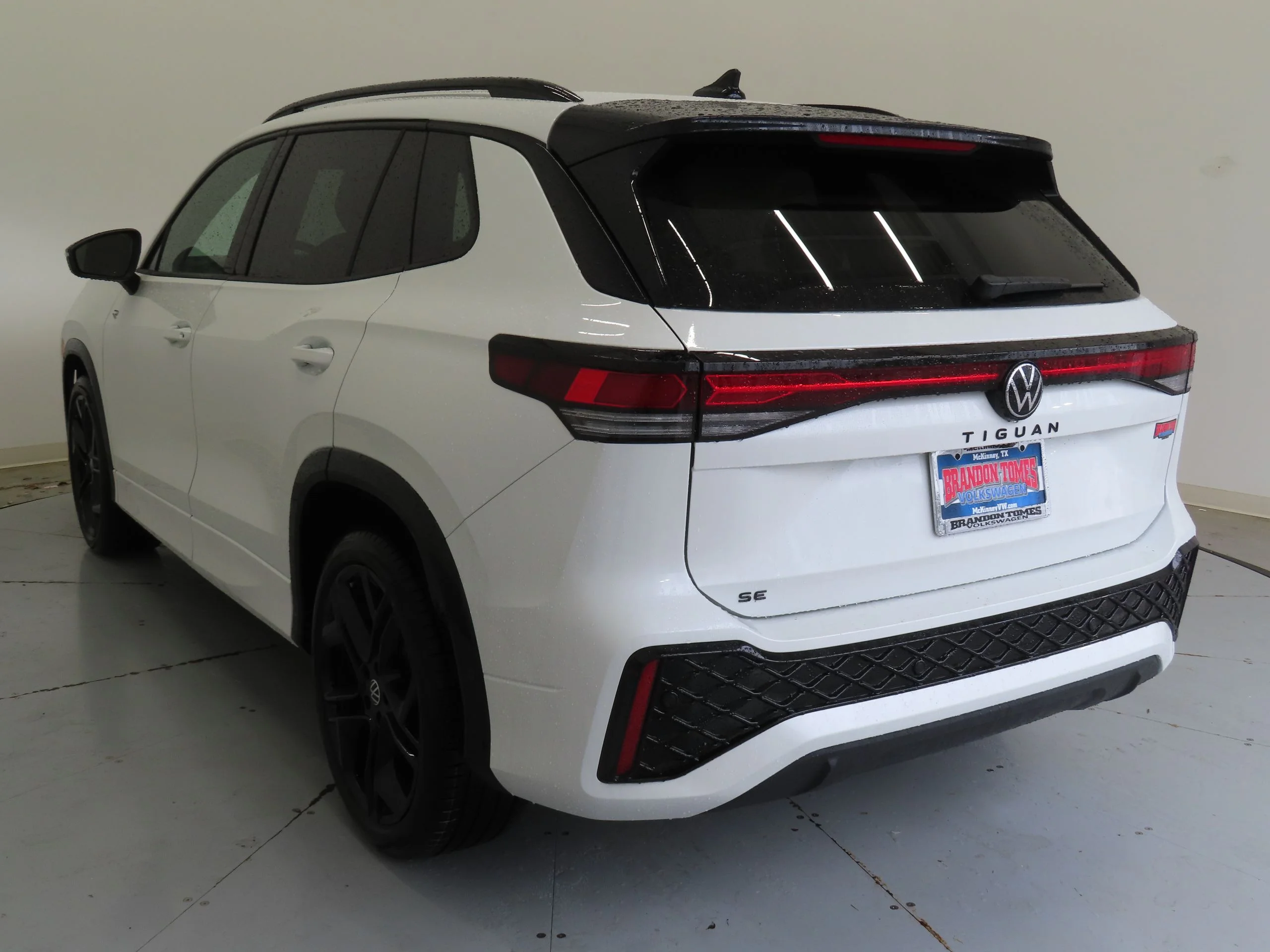 New 2026 White Volkswagen 2.0T SE R-Line Black image 6