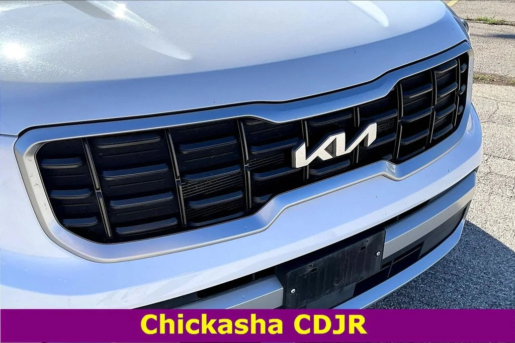 Used 2025 White Kia S image 31