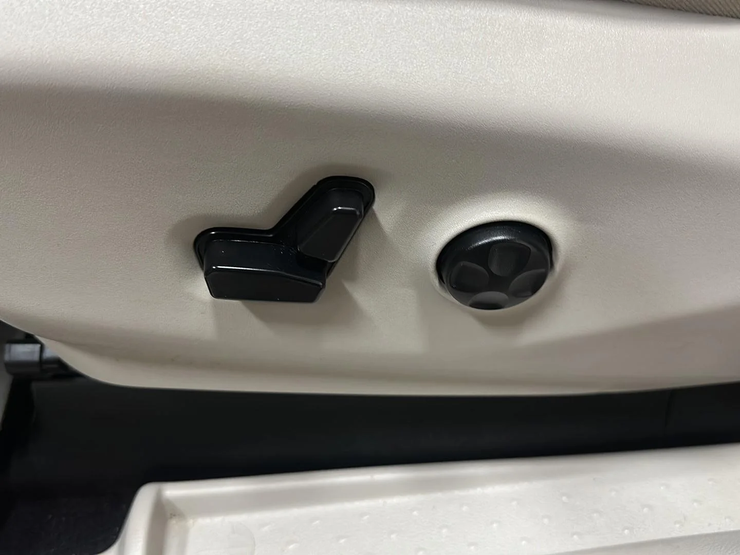 Used 2019 Velvet Red Pearlcoat Chrysler Touring L image 16