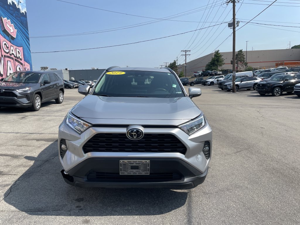 Used 2019 Silver Toyota XLE image 5