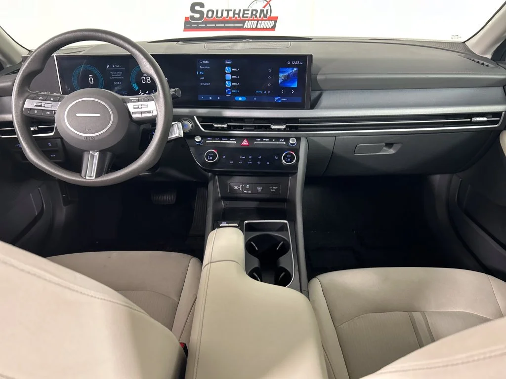 Used 2025 Silver Hyundai SEL image 18