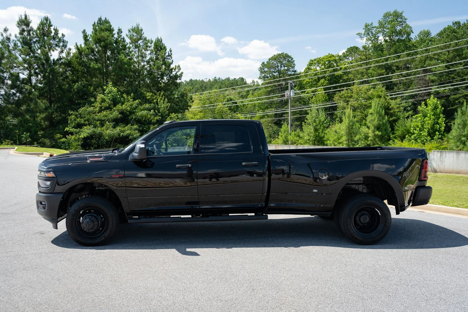 New 2026 Diamond Black Crystal Pearl-Coat Exterior Paint RAM Tradesman image 5